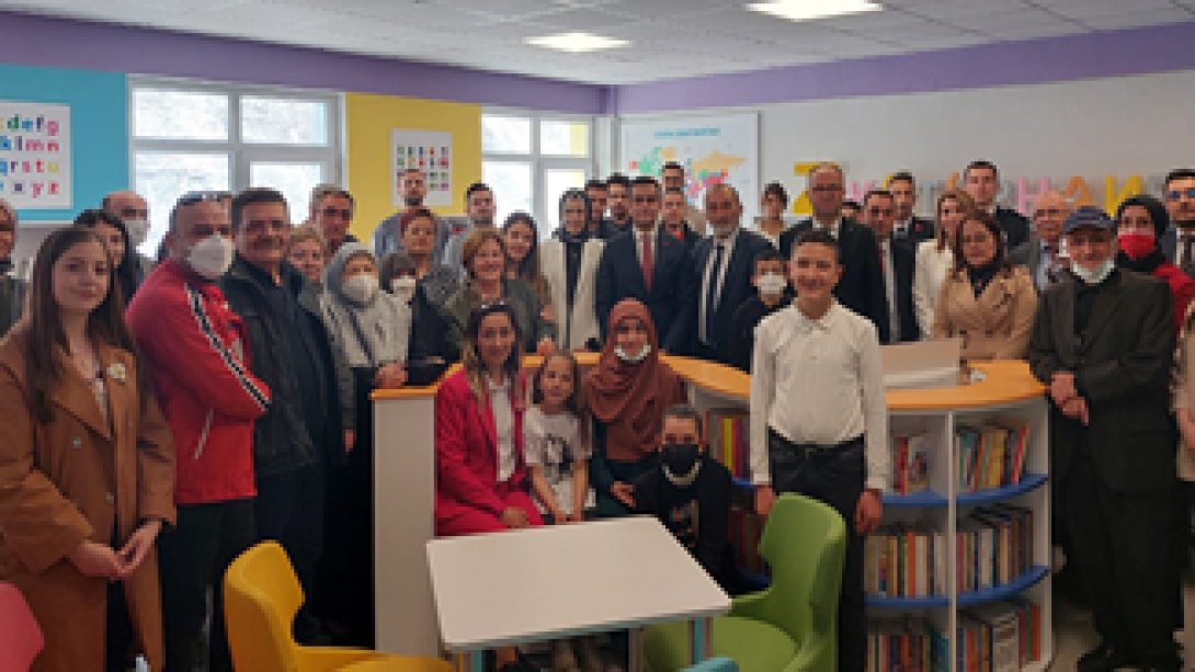 Mehmet Akif Ersoy Ortaokulu Kütüphanesi zenginleştirildi, Z Kütüphaneye dönüştürüldü.